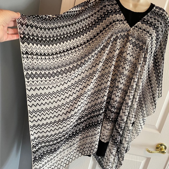 BUY 2 ITEMS & GET 1 FREE: Elan Sheer B&W Chevron Poncho OS - Picture 6 of 9
